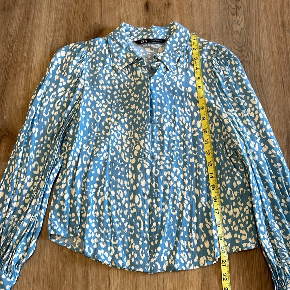 Zara blue and white rare Marilyn long sleeve button down collared blouse…